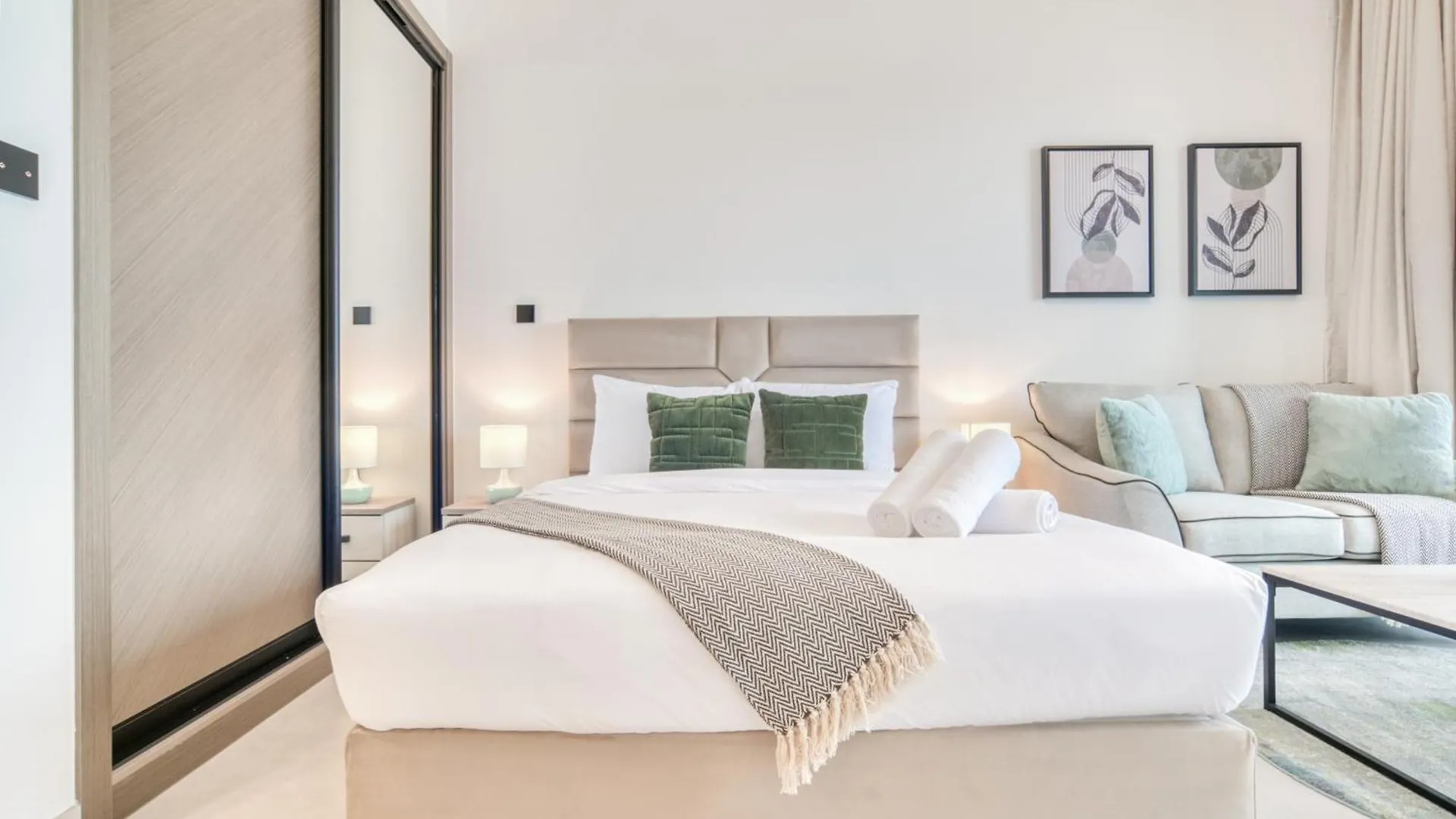 Apartment Burj Khalifa Poolside, Canal Boardwalk, Parking Dubai
